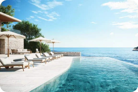 南国のリゾートホテルのプールからの眺め