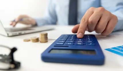 電卓でコスト計算をしている画像