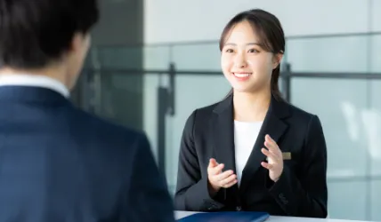 女性コーディネーターが求職者と対話している画像