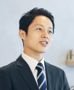 ホテルのフロントマンの画像